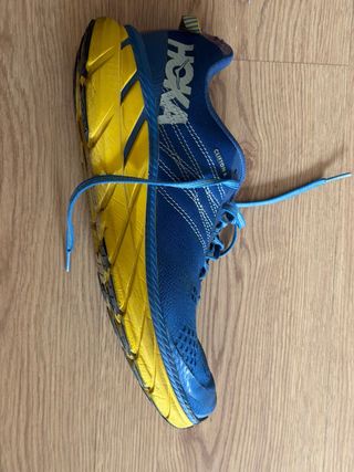 Zapatillas running azul y amarillo