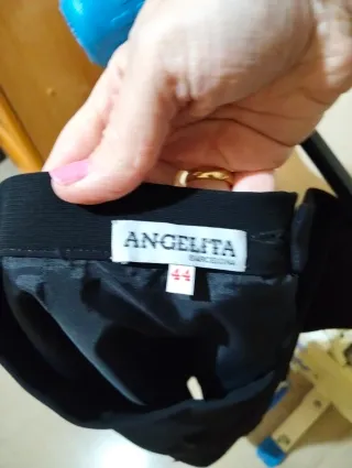 Falda negra con detalle de plumas