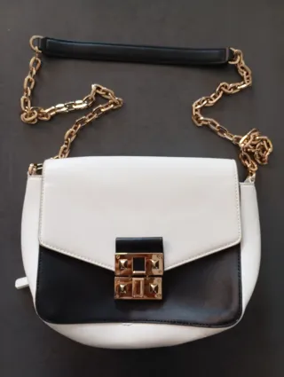 Borsa tracolla bicolore con catena