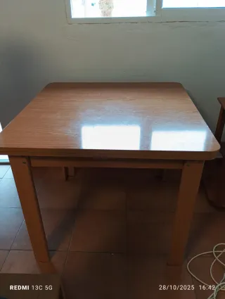 Mesa de salón de madera