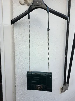 Bolso verde festivo con cadena