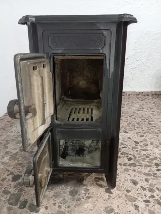 Estufa de leña marca Hergom con sus accesorios