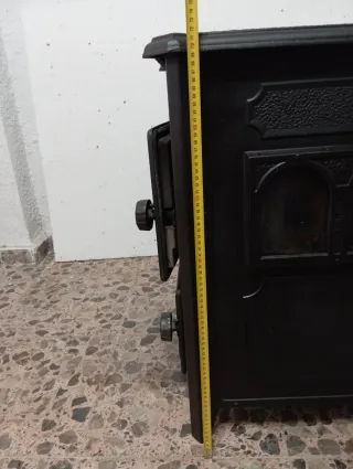 Estufa de leña marca Hergom con sus accesorios