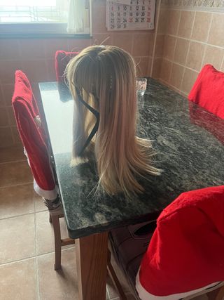 Peluca rubia larga usada