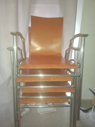 Sedie impilabili in legno e metallo