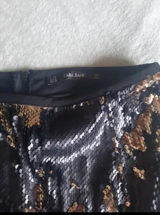Falda Zara  lentejuelas negra y dorada Talla s