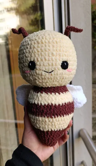 Abelha amigurumi - crochet bee