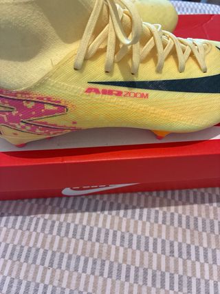 Botas de fútbol Nike amarillas talla 37