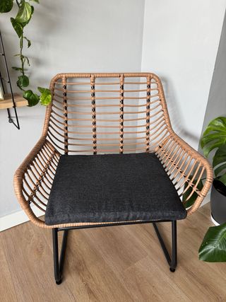 Poltrona in rattan con cuscino grigio per interni/esterni