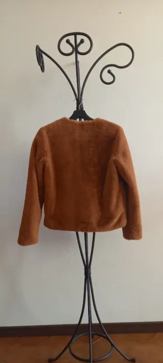 Giacca corta in pelliccia sintetica