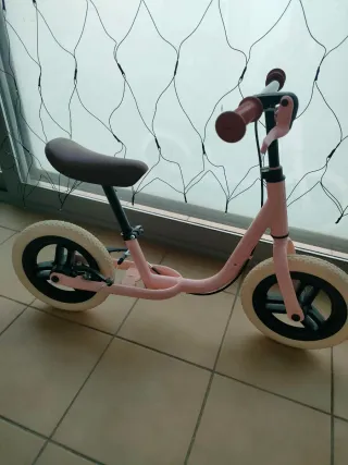 Bicicleta de equilibrio rosa
