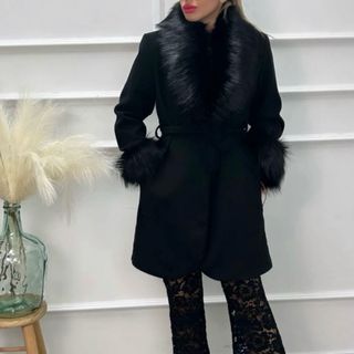 Abrigo de paño negro con detalles de pelo