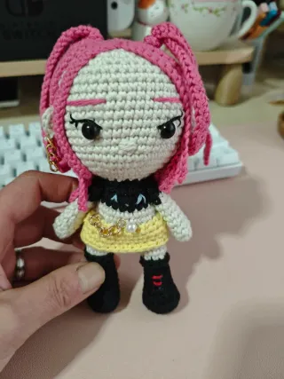 Muñeca crochet Kpop Mira