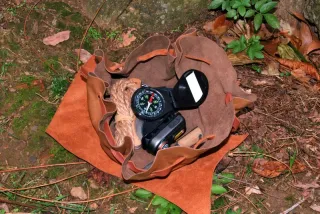 Bolsa rústica de yesca de cuero