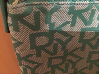 Bolso DKNY verde con logo