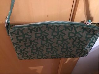 Bolso DKNY verde con logo