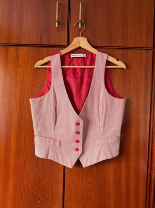 Chaleco de traje a rayas rojas y blancas