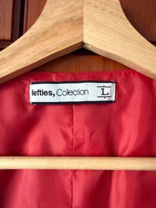 Chaleco de traje a rayas rojas y blancas