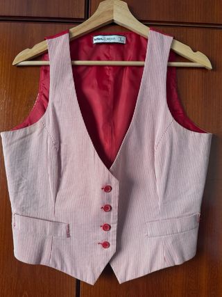 Chaleco de traje a rayas rojas y blancas