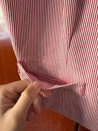 Chaleco de traje a rayas rojas y blancas