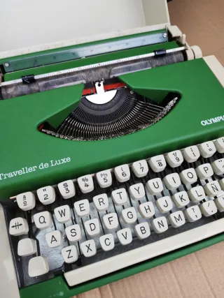 Máquina de escribir Olympia Traveller de Luxe