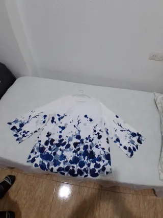 Blusa blanca con estampado floral azul XXL
