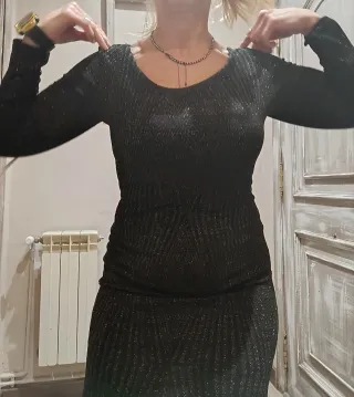 Vestido fiesta , corto negro con detalles dorados