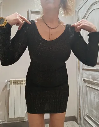 Vestido fiesta , corto negro con detalles dorados