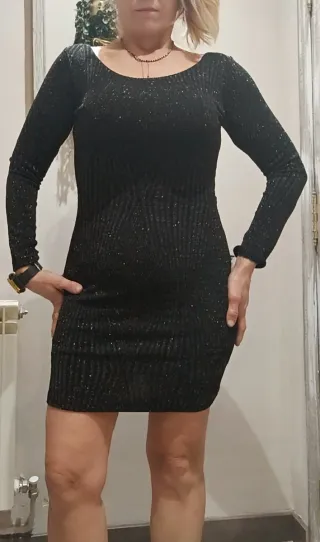 Vestido fiesta , corto negro con detalles dorados