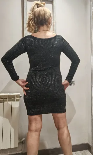 Vestido fiesta , corto negro con detalles dorados