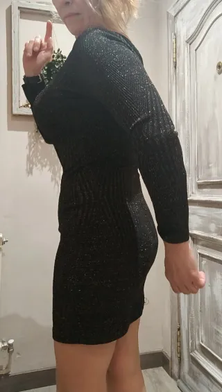 Vestido fiesta , corto negro con detalles dorados