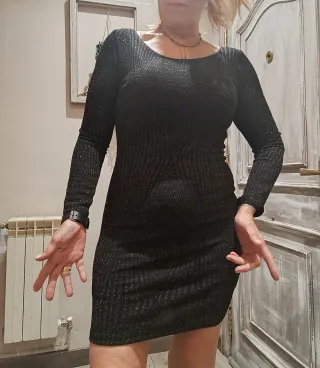 Vestido fiesta , corto negro con detalles dorados