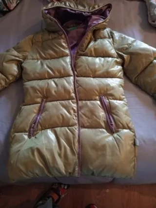 Chubasquero niña dorado con capucha