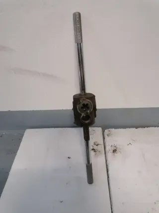 Herramienta para roscar tubos métricos
