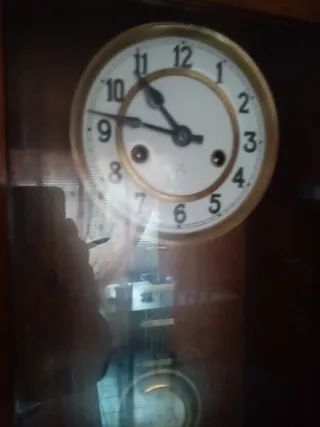 Reloj de pared antiguo de cuerda