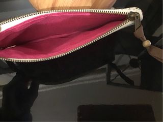 Cartera de mano con flecos, interior rosa, con asa