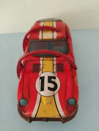 Coche de hojalata rojo Jaguar E-T y coche espacial