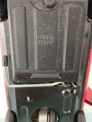 Coche de hojalata rojo Jaguar E-T y coche espacial