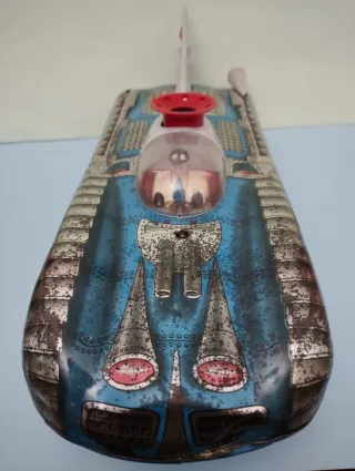 Coche de hojalata rojo Jaguar E-T y coche espacial