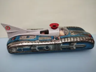 Coche de hojalata rojo Jaguar E-T y coche espacial