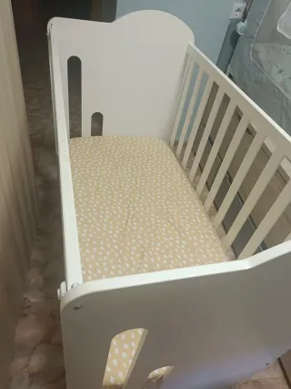 Cuna bebé blanca con osito y estrella