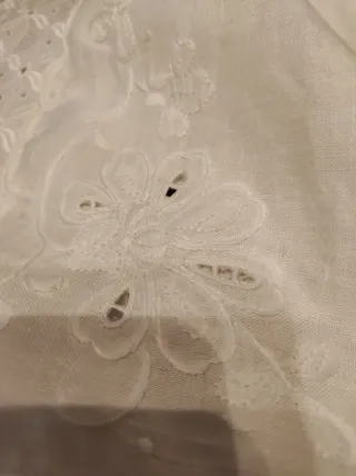 Enagua blanca bordada a mano