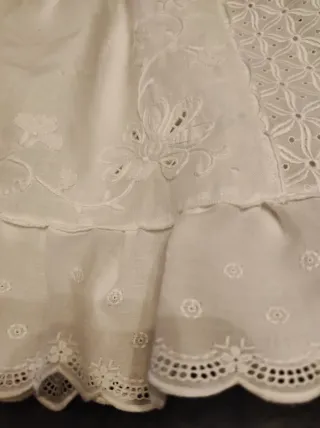 Enagua blanca bordada a mano