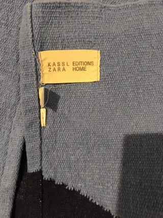 Alfombra Zara geométrica azul y negra