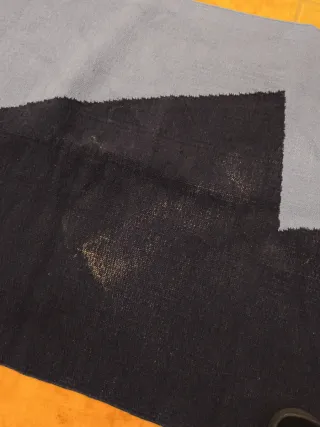 Alfombra Zara geométrica azul y negra