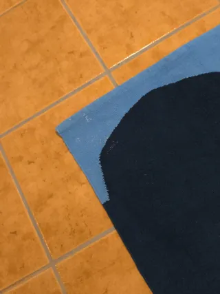 Alfombra Zara geométrica azul y negra