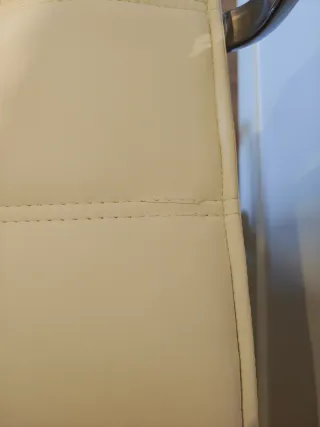 Silla de escritorio blanca y plateada