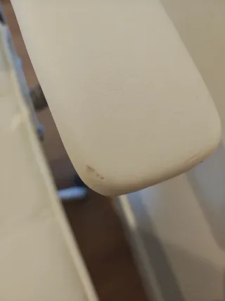 Silla de escritorio blanca y plateada