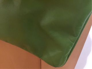 Bolso verde con flor relieve