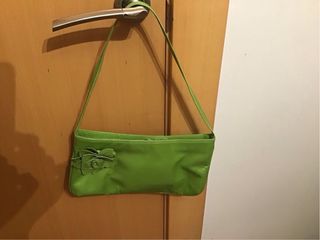 Bolso verde con flor relieve